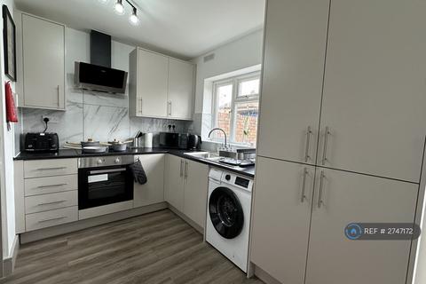 1 bedroom in a house share to rent, Raglan Avenue, Waltham Cross, EN8
