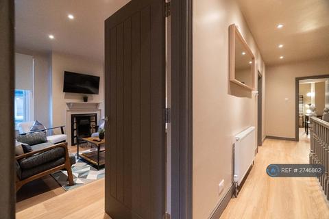 3 bedroom flat to rent, Priory Road, High Wycombe, HP13