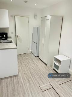Studio to rent, Lincoln Gardens, Ilford, IG1