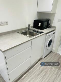 Studio to rent, Lincoln Gardens, Ilford, IG1