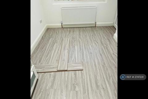 Studio to rent, Lincoln Gardens, Ilford, IG1