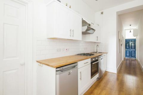 2 bedroom flat to rent, St. John's Road, London, SW11