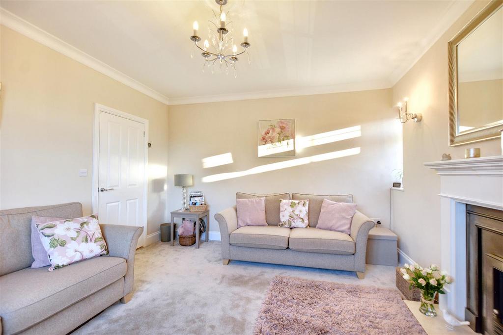 Living room/occasional bedroom
