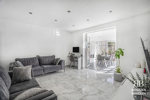 2 bedroom house for sale, Tiverton Avenue, Ilford, IG5