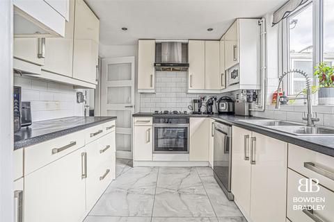 2 bedroom house for sale, Tiverton Avenue, Ilford, IG5