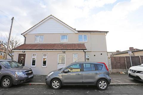 4 bedroom semi-detached house to rent, Sterry Gardens, Dagenham, RM10