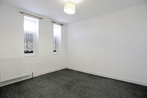 4 bedroom semi-detached house to rent, Sterry Gardens, Dagenham, RM10