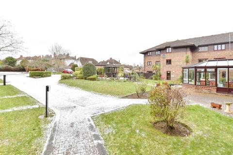 1 bedroom ground floor flat for sale, Waldegrave Gardens, Upminster, Essex