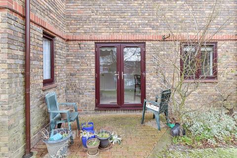 1 bedroom ground floor flat for sale, Huskards, Upminster RM14