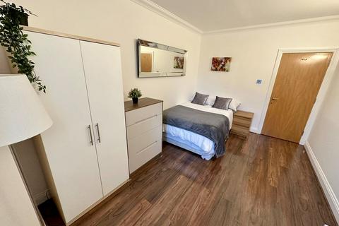 4 bedroom flat share to rent, Lanark Square, London E14