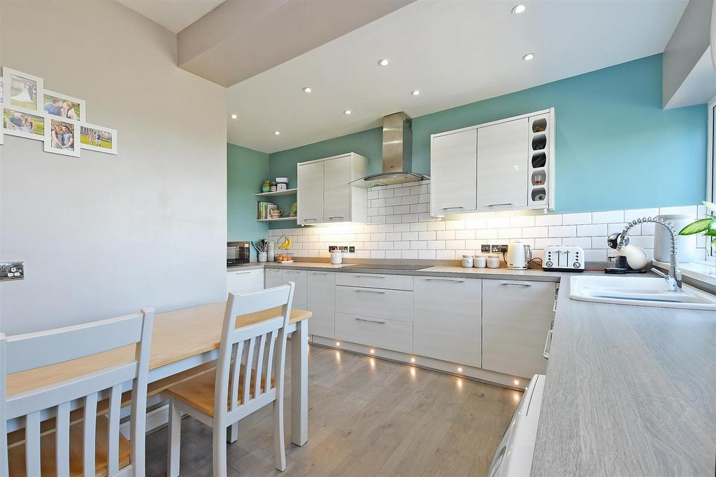 Kitchen 2.jpg