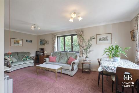 2 bedroom apartment for sale, Vienna Close, Clayhall, IG5
