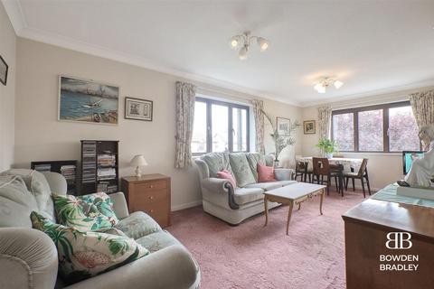 2 bedroom apartment for sale, Vienna Close, Clayhall, IG5