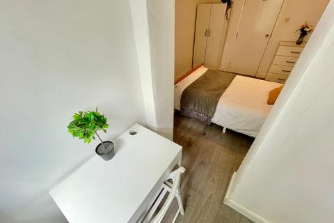5 bedroom house share to rent, Claylands Road, London SW8