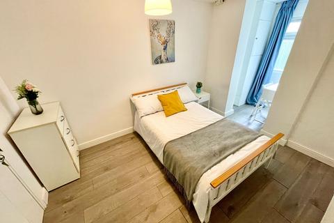 5 bedroom house share to rent, Claylands Road, London SW8