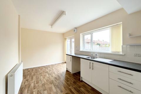 3 bedroom terraced house to rent, Sportside Close, Manchester M28