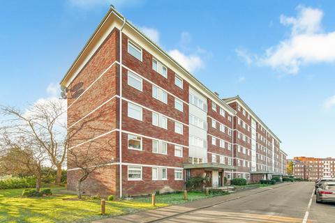 2 bedroom flat for sale, Carisbrooke House, Courtlands, Sheen Road, Richmond