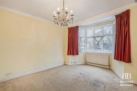 3 bedroom house for sale, Walden Way, Ilford, IG6