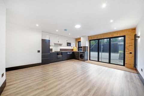 3 bedroom flat to rent, Fir Tree Road, SM7