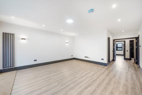 3 bedroom flat to rent, Fir Tree Road, SM7