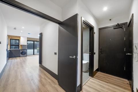 3 bedroom flat to rent, Fir Tree Road, SM7