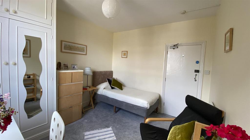 Room 15 Photo 2.jpg