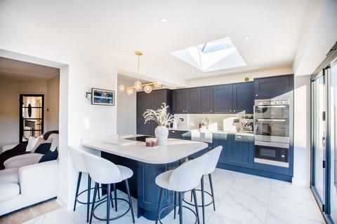 3 bedroom semi-detached bungalow for sale, Grovewood Avenue, Leigh-on-sea SS9