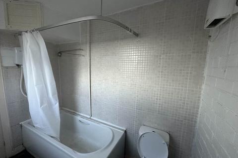 2 bedroom flat to rent, Blackmoorfoot Road, Huddersfield, West Yorkshire, HD4