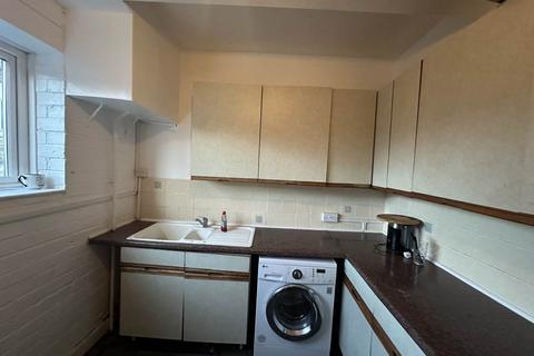 2 bedroom flat to rent, Blackmoorfoot Road, Huddersfield, West Yorkshire, HD4