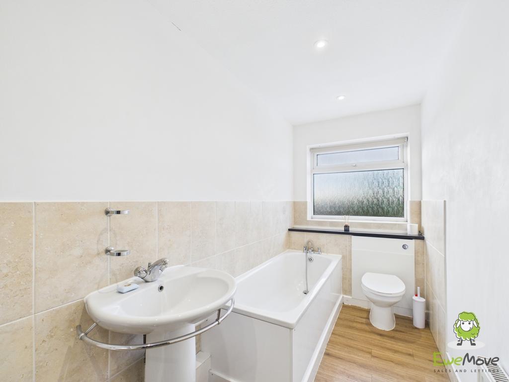 Ewe Move Estate Agents Basingstoke - Sylvia Close -