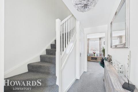 3 bedroom semi-detached house for sale, Rydwar Close, Lowestoft