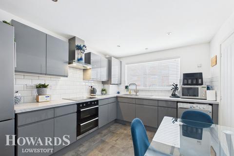 3 bedroom semi-detached house for sale, Rydwar Close, Lowestoft