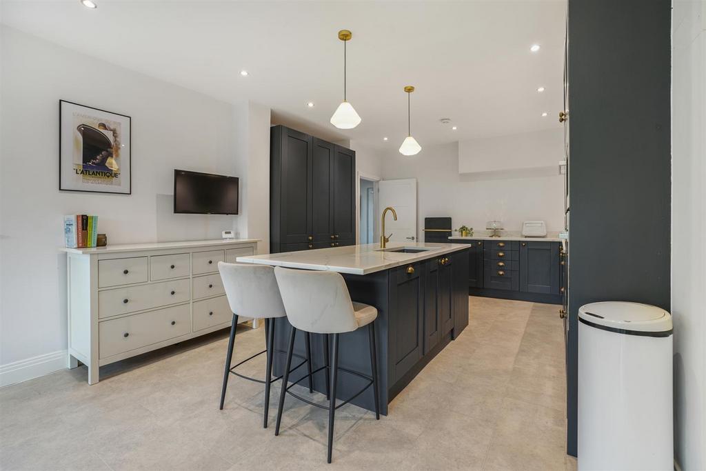 Kitchen/breakfast/dining room