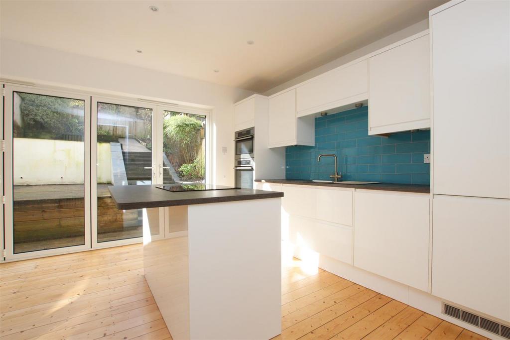 Kitchen (2).JPG