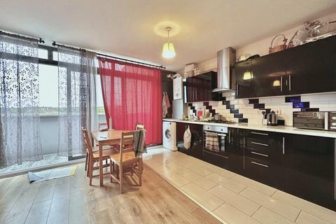 3 bedroom flat to rent, Caxton Road, SW19