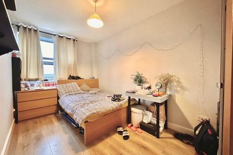 3 bedroom flat to rent, Caxton Road, SW19