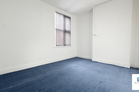 3 bedroom flat to rent, Uppingham Road, Leicester LE5