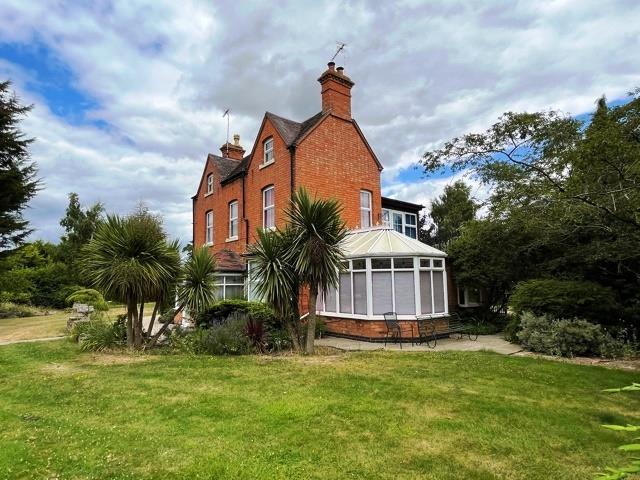 Side Aspect &amp; Conservatory