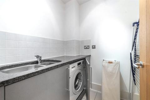 2 bedroom flat to rent, Drake House, London SW8