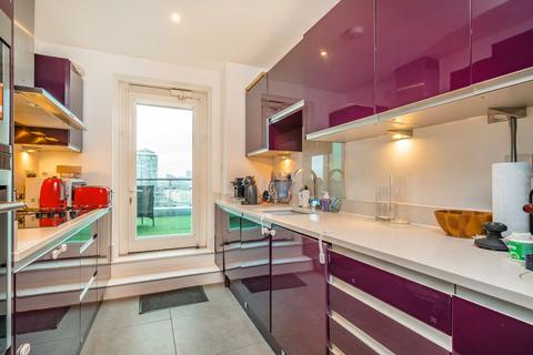 3 bedroom flat to rent, Fountain House, London SW8
