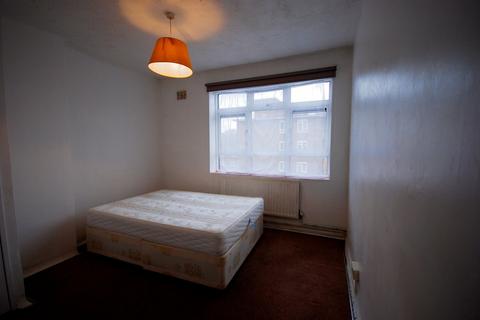 4 bedroom property to rent, Queens Row, London SE17