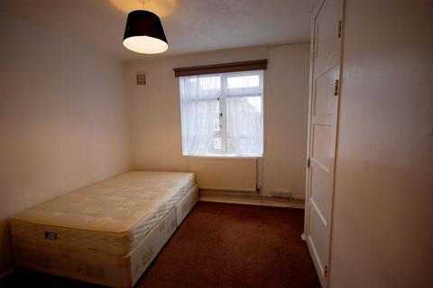 4 bedroom property to rent, Queens Row, London SE17