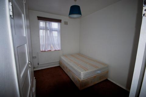 4 bedroom property to rent, Queens Row, London SE17