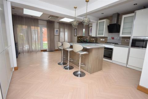 4 bedroom semi-detached house for sale, Greenways, Chelmsford