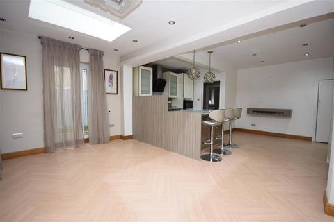 4 bedroom semi-detached house for sale, Greenways, Chelmsford
