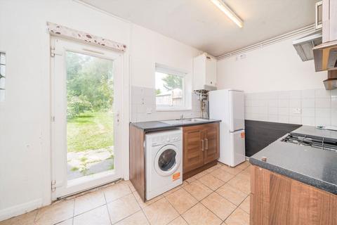 2 bedroom end of terrace house to rent, Hill Road, London N10