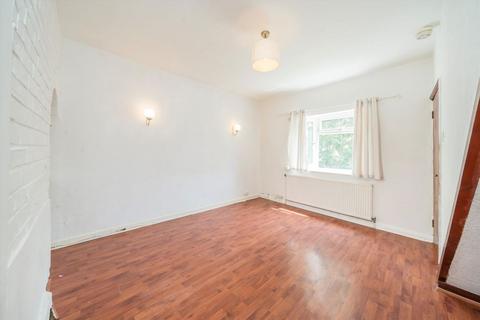 2 bedroom end of terrace house to rent, Hill Road, London N10