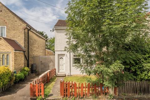 2 bedroom end of terrace house to rent, Hill Road, London N10