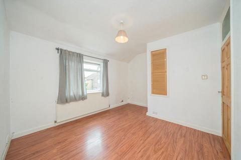 2 bedroom end of terrace house to rent, Hill Road, London N10