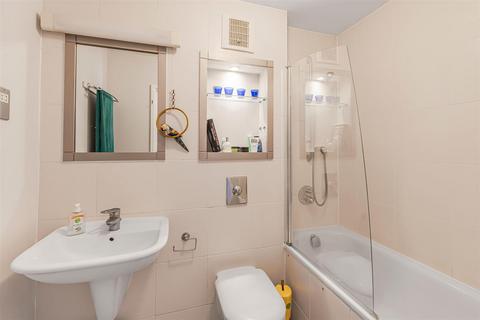 1 bedroom flat to rent, Mortlake High Street, London, SW14